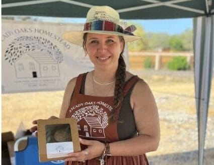 Charley tient des produits de boulangerie faits maison.