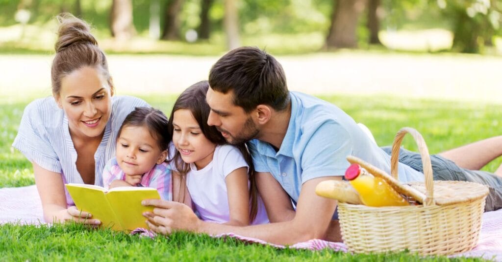 Lecture en famille lors d'un pique-nique.