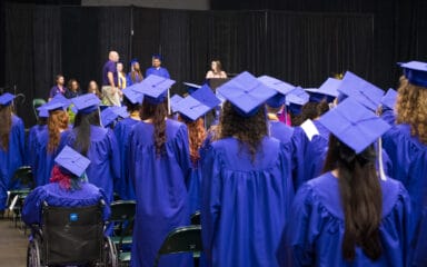 Les diplômés de TVAH se présentent pour le discours du chef d'établissement.