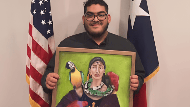 Un homme expose fièrement un tableau représentant une femme accompagnée d'un perroquet coloré.