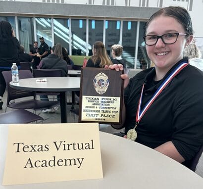 Un enfant tenant une plaque