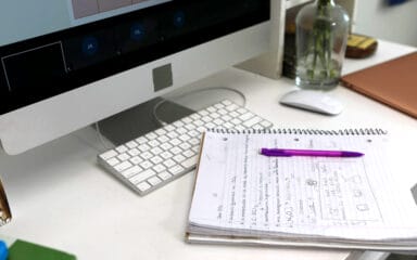 Clavier, cahier et crayon