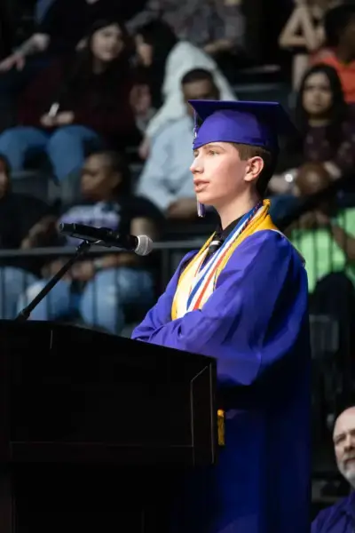 étudiant s'exprimant lors de la remise des diplômes