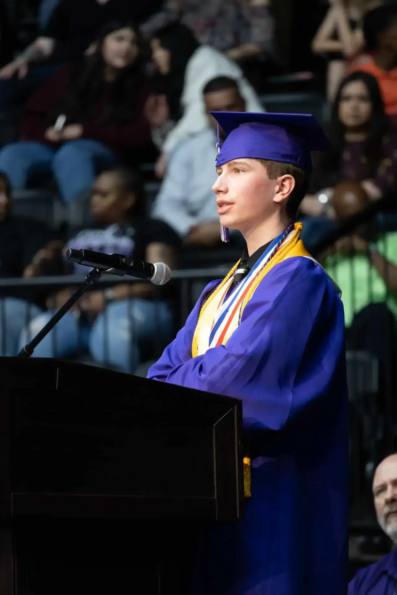 étudiant s'exprimant lors de la remise des diplômes