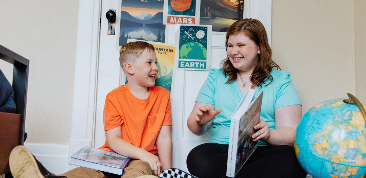 fille et garçon souriants