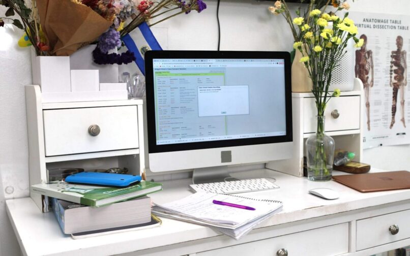 Bureau avec un ordinateur