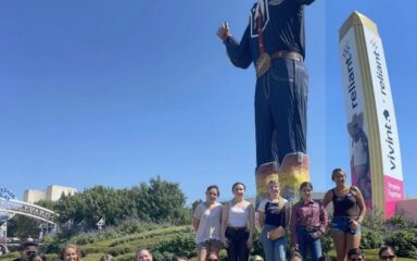 Mme Abbe et Mme Dwyer avec tous les élèves présents à l'événement