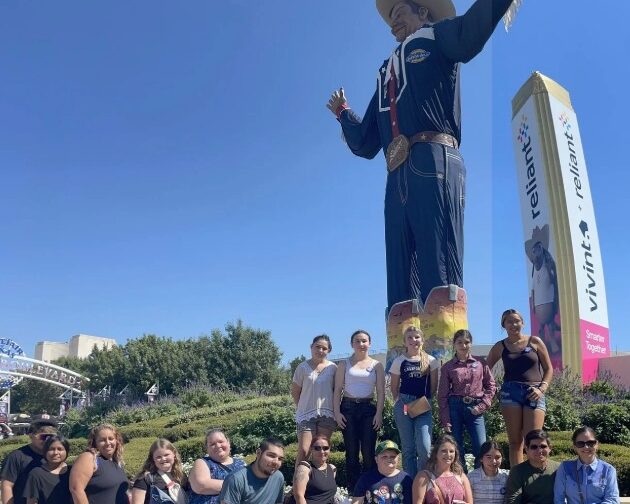 Mme Abbe et Mme Dwyer avec tous les élèves présents à l'événement